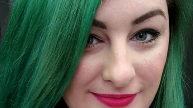 how-to-dye-your-hair-green-with-a-dark-brown-shadow-root